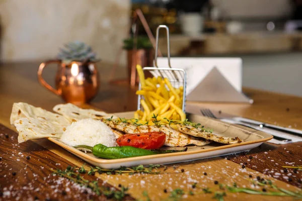 Masada lezzetli tavuk yemeği