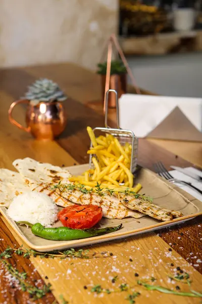 Masada lezzetli tavuk yemeği