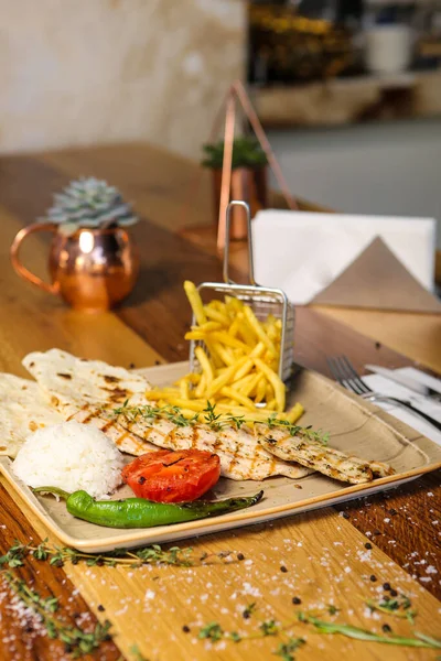 Masada lezzetli tavuk yemeği