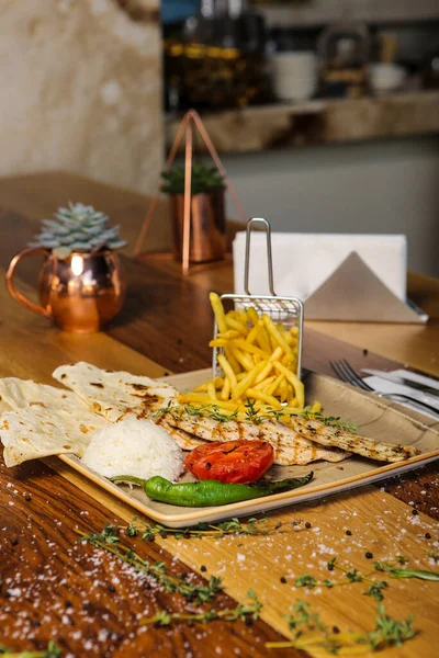 Masada lezzetli tavuk yemeği