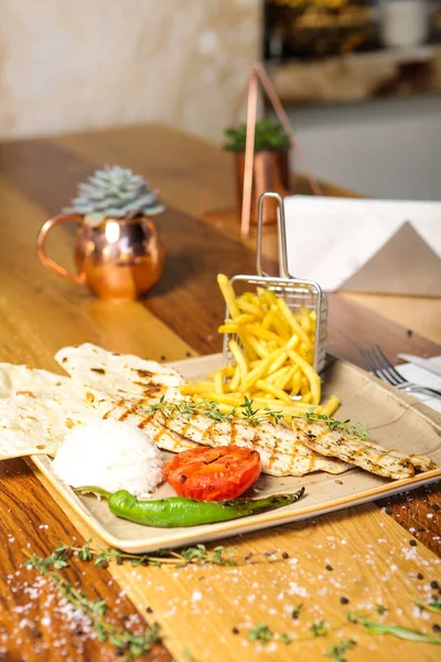 Masada lezzetli tavuk yemeği