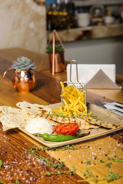 Masada lezzetli tavuk yemeği