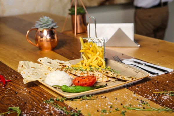 Masada lezzetli tavuk yemeği