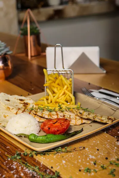 Masada lezzetli tavuk yemeği