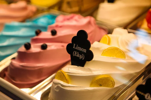 Buzdolabında lezzetli meyveli dondurma var..