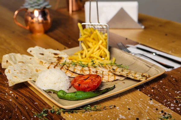 Masada lezzetli tavuk yemeği