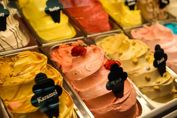 Buzdolabında lezzetli meyveli dondurma var..