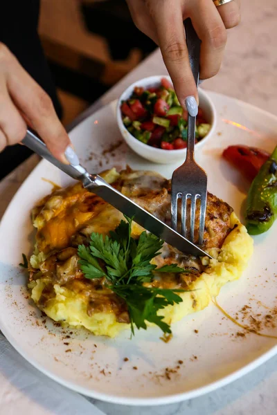 Masada lezzetli tavuk yemeği