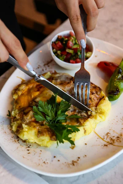 Masada lezzetli tavuk yemeği