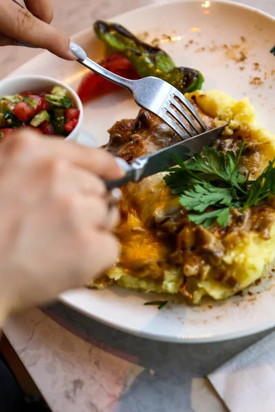 Masada lezzetli tavuk yemeği