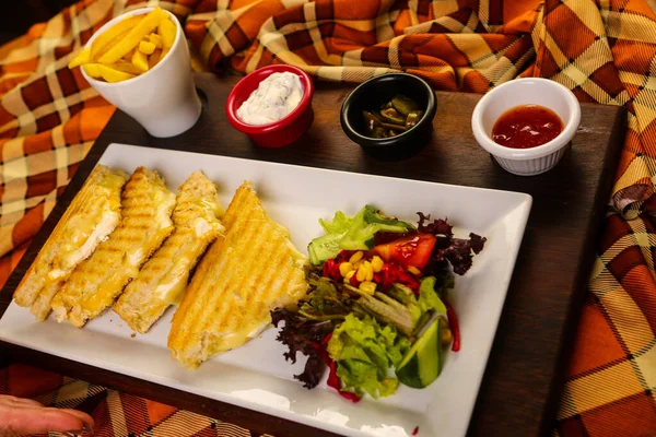 Geleneksel Türk tostu, lezzetli kahvaltı