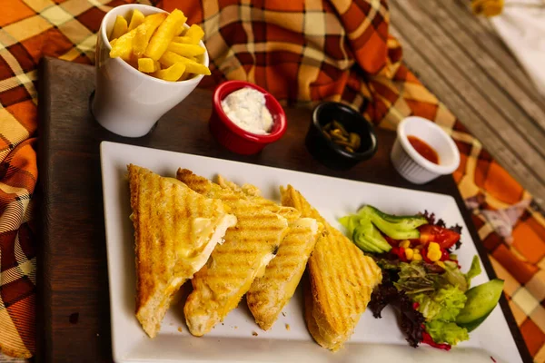 Geleneksel Türk tostu, lezzetli kahvaltı