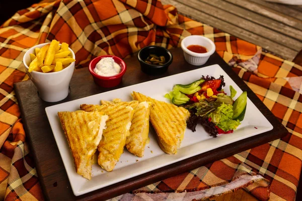 Geleneksel Türk tostu, lezzetli kahvaltı