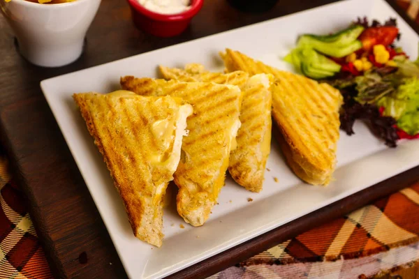 Geleneksel Türk tostu, lezzetli kahvaltı