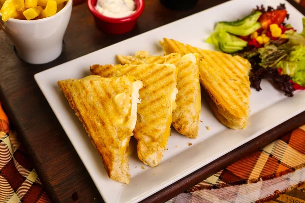 Geleneksel Türk tostu, lezzetli kahvaltı