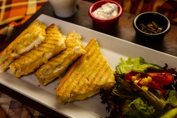 Geleneksel Türk tostu, lezzetli kahvaltı