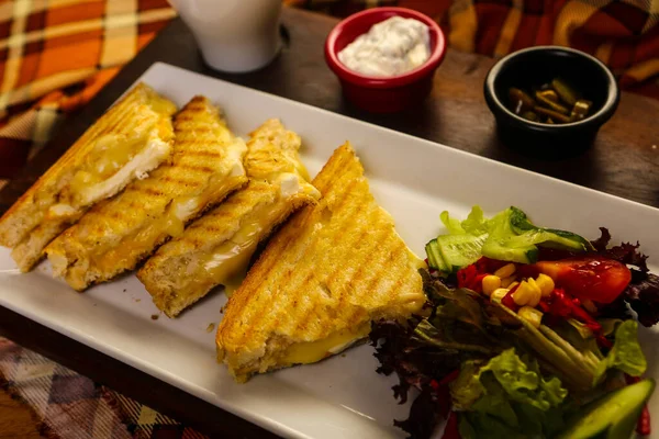 Geleneksel Türk tostu, lezzetli kahvaltı