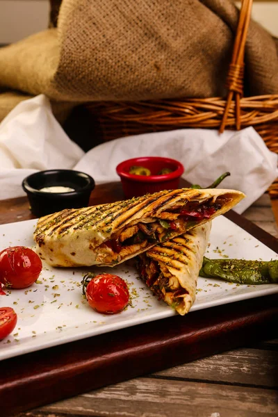 Lezzetli ve ızgara sandviç.