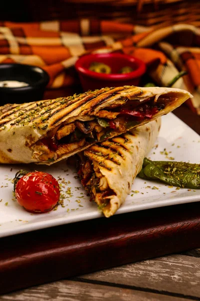 Lezzetli ve ızgara sandviç.