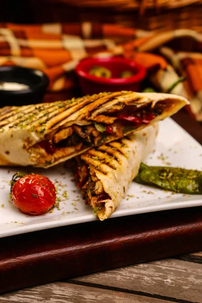 Lezzetli ve ızgara sandviç.