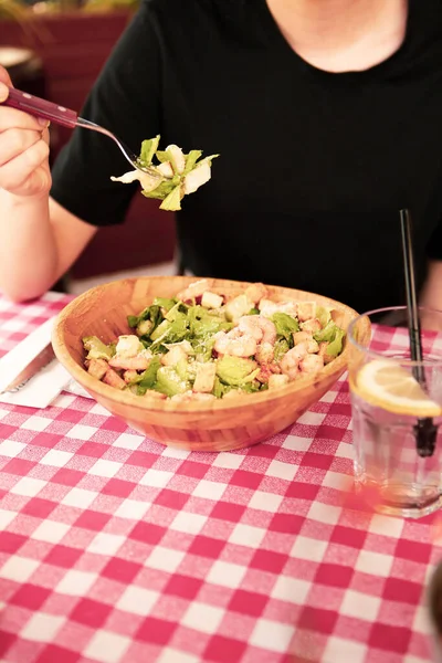 Retrato Atraente Mulher Branca Sorrindo Comer Salada Foco Mão Garfo — Fotografia de Stock