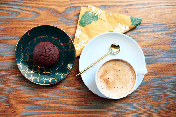 Стекло фильтрующего кофе с вкусным печеньем