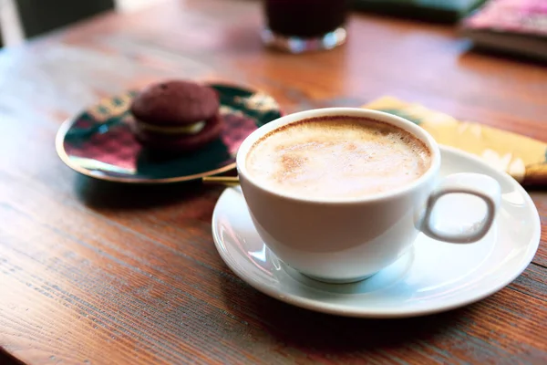 Szklanka Kawy Filtracyjnej Pysznymi Ciasteczkami — Zdjęcie stockowe