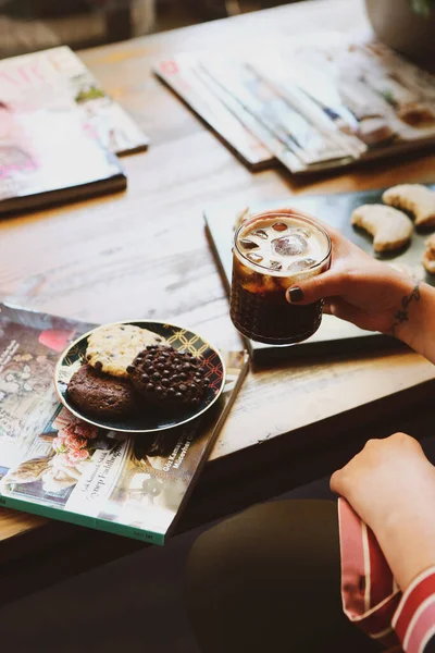 Lezzetli kurabiyeli bir bardak filtre kahve.