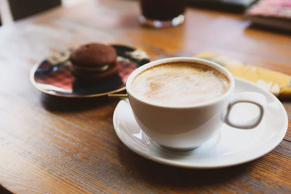 Szklanka Kawy Filtracyjnej Pysznymi Ciasteczkami — Zdjęcie stockowe