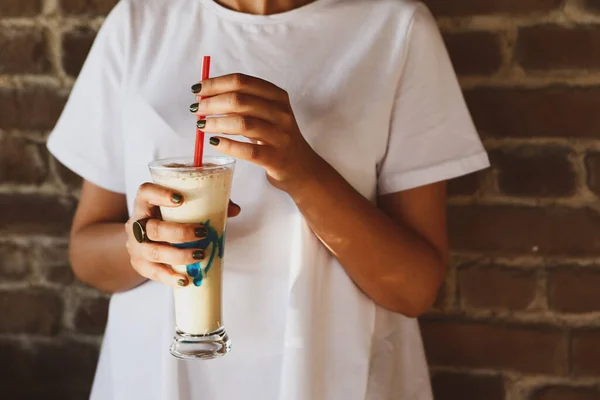 Ledová Káva Mlékem Ledové Kávové Latté Žena Drží Skleněný Šálek — Stock fotografie