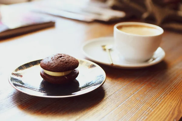 Lezzetli kurabiyeli bir bardak filtre kahve.