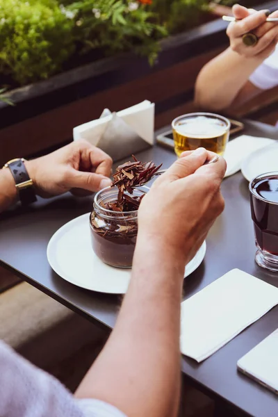 Kavanozda çok lezzetli tatlı, kavanozda tatlı ve kek.