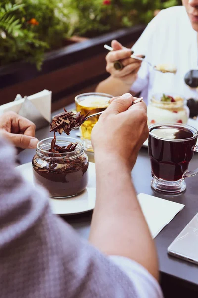 Kavanozda çok lezzetli tatlı, kavanozda tatlı ve kek.