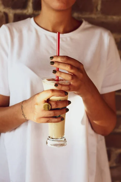 加奶的冰咖啡 冰镇咖啡拿铁拿着一杯冰咖啡的女人 — 图库照片