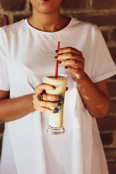 Ijskoffie Met Melk Ijs Koffie Latte Vrouw Met Glazen Kop — Stockfoto