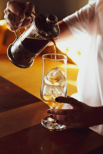 Kahve odasında kahve hazırlayan barista.