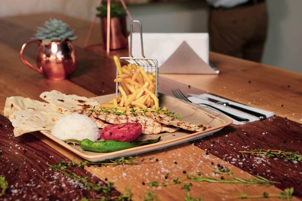 Masada lezzetli tavuk yemeği