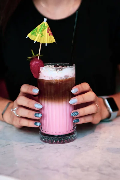 Ijskoffie Met Melk Ijs Koffie Latte Vrouw Met Glazen Kop — Stockfoto