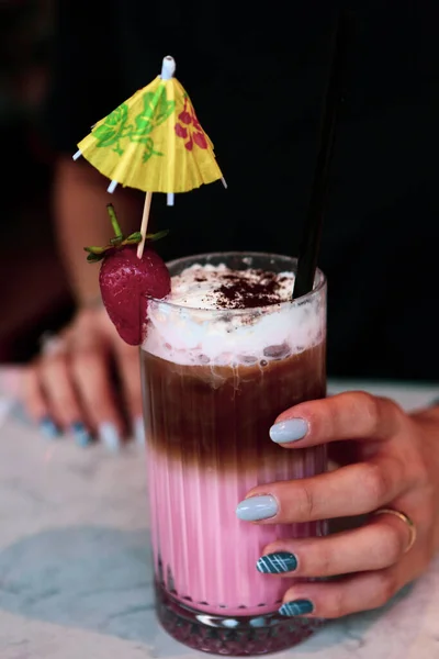 Ijskoffie Met Melk Ijs Koffie Latte Vrouw Met Glazen Kop — Stockfoto