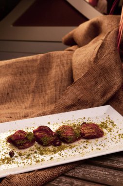 Geleneksel hindistancevizli tatlı baklavası. Ev yapımı fındıklı ve ballı baklava..