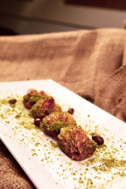 Geleneksel hindistancevizli tatlı baklavası. Ev yapımı fındıklı ve ballı baklava..