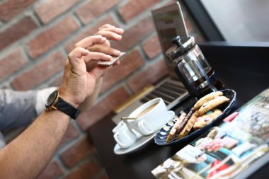 Lezzetli kurabiyeli bir bardak filtre kahve.