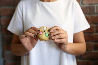Koyu çikolata parçaları ile tanımlama