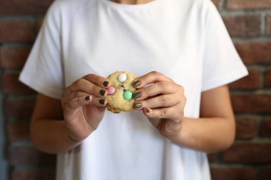 Koyu çikolata parçaları ile tanımlama