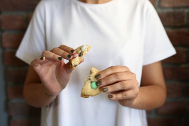 Koyu çikolata parçaları ile tanımlama