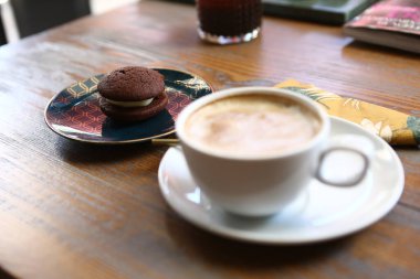 Bir dilim lezzetli kek ve bir fincan kahve.