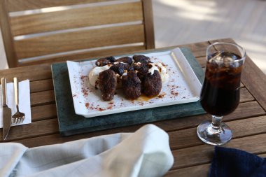 Patates kızartmalı lezzetli köfteler. 