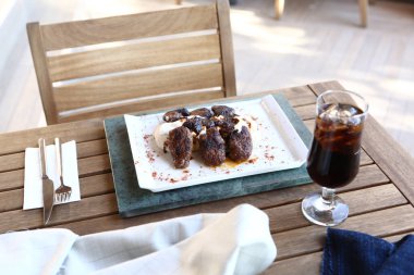 Patates kızartmalı lezzetli köfteler. 