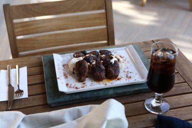 Patates kızartmalı lezzetli köfteler. 