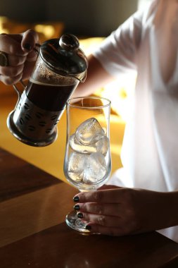 Kahve odasında kahve hazırlayan barista.